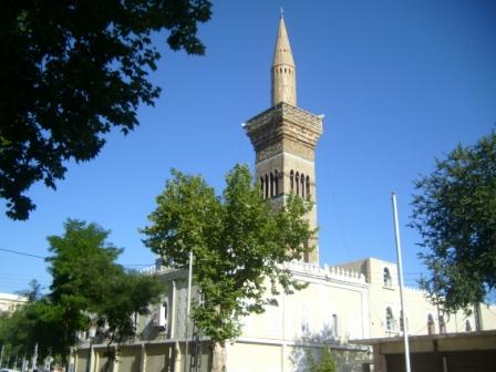 La mosquée El Atik construite à l'époque de la colonisation française